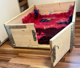 Porodní box - otevřené dveře Porodní box s otevřenými dveřmi